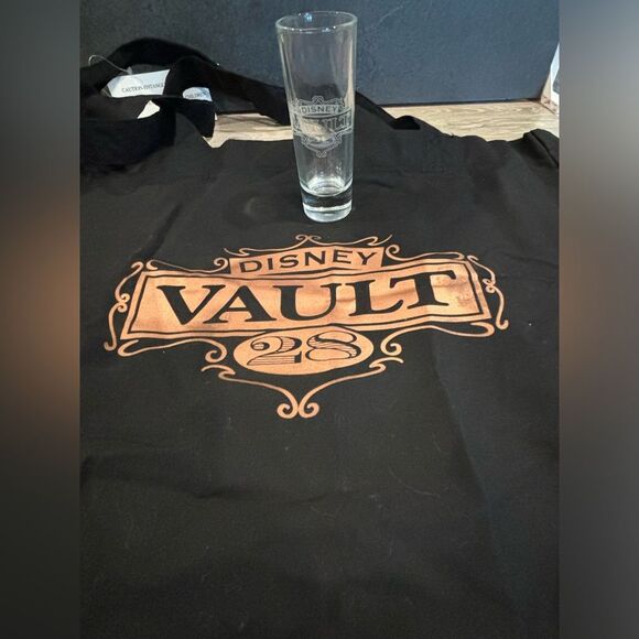 Disney Vault 28 Grand Opening 2006
Tote bag and tall toothpick holder - Picture 1 of 4
